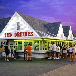 people lined up outside Ted Drewes